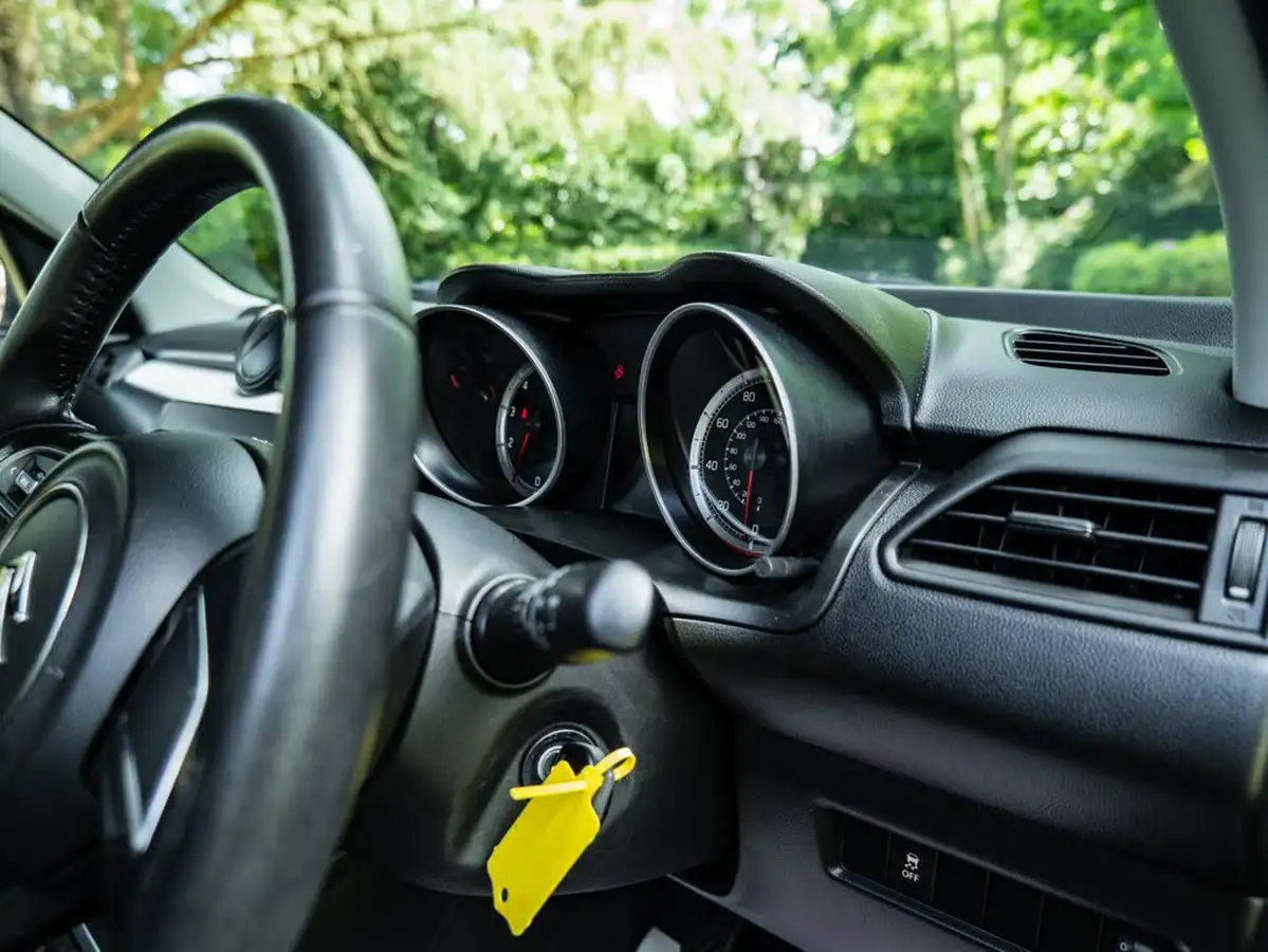 2019-suzuki-swift-12-dualjet-attitude-big-18