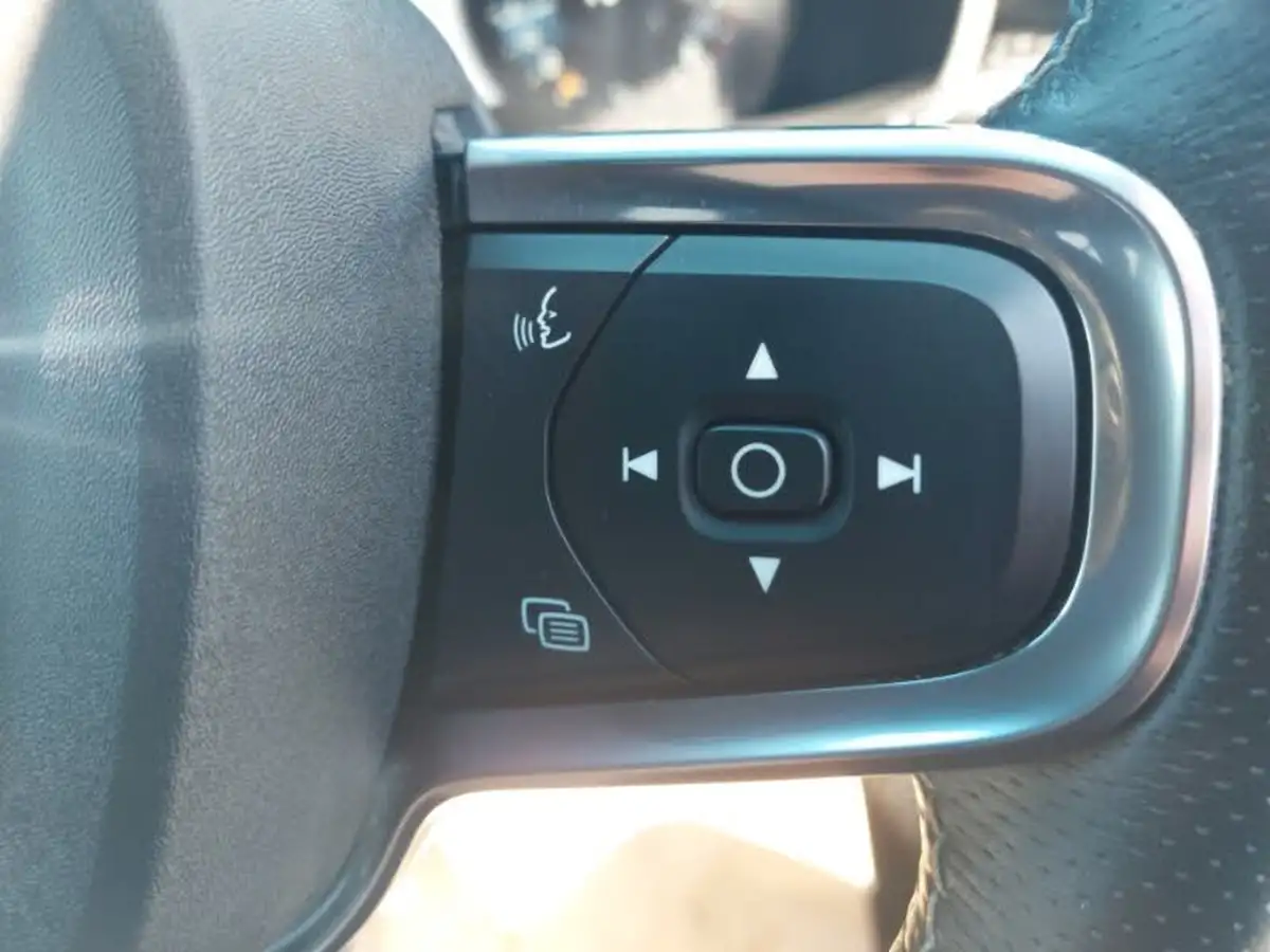 2020-volvo-xc40-15-t3-r-design-big-13
