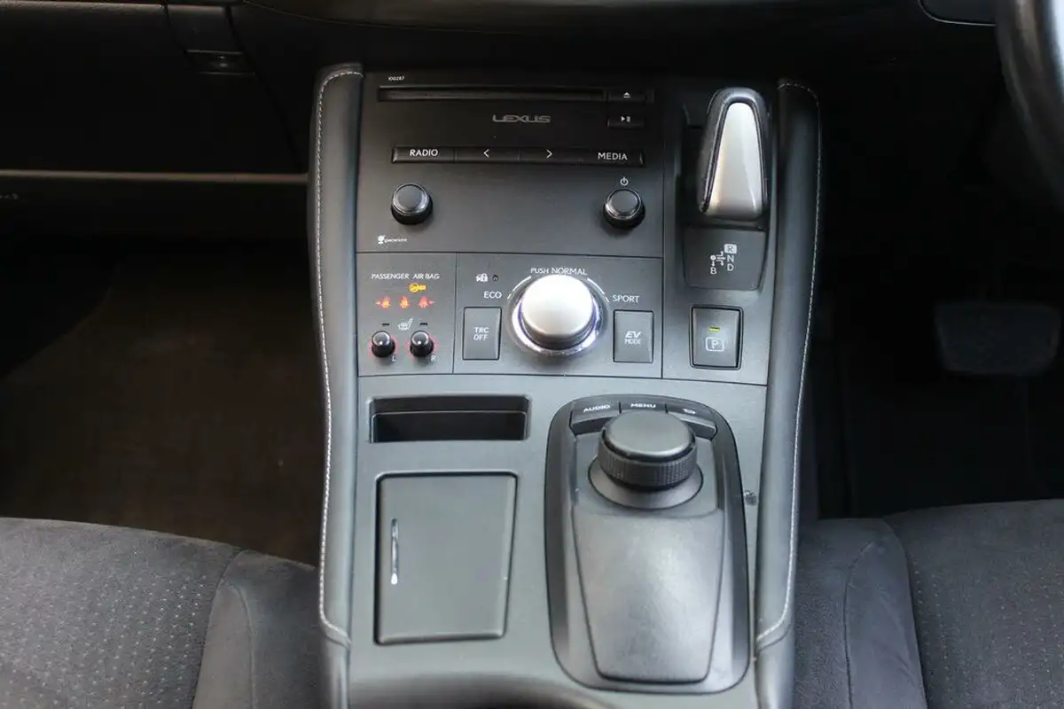 2014-lexus-ct-200h-18-advance-big-15