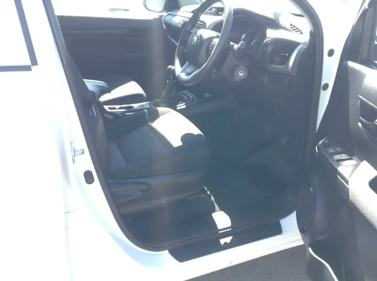 2021-toyota-hi-lux-24d-4d-active-150hpeu6dt-e-double-pick-up-big-4