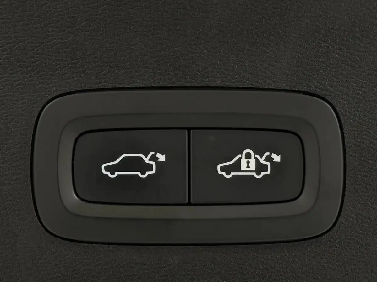 2021-volvo-xc40-e-p8-first-edition-big-20