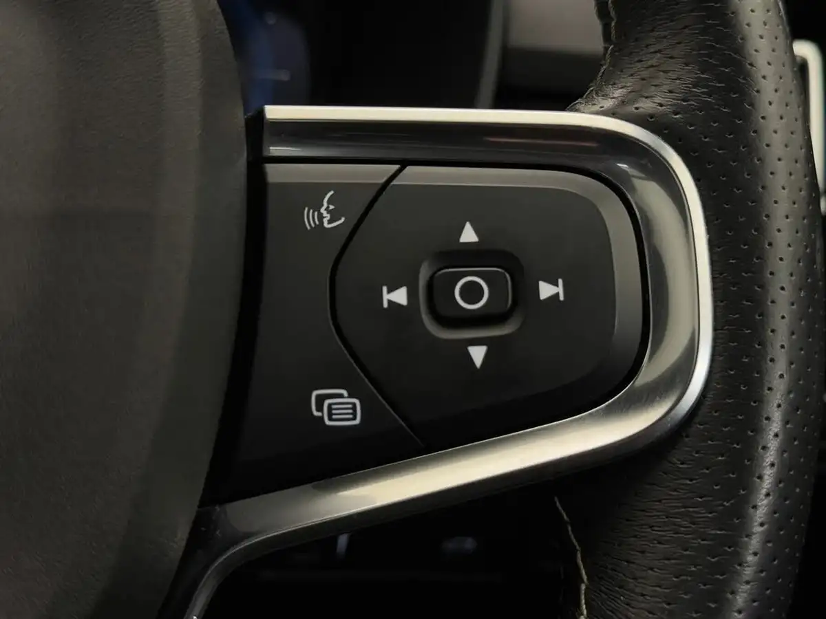 2021-volvo-xc40-e-p8-first-edition-big-24