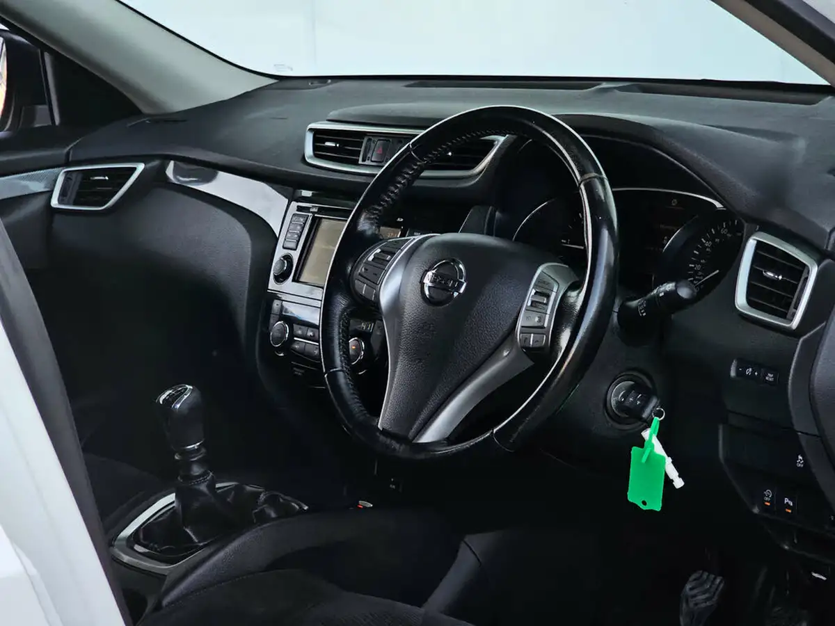 2015-nissan-x-trail-20td-acenta-big-2