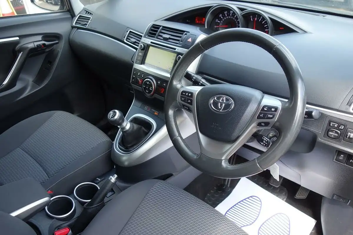 2016-toyota-verso-16d-d-4d-trend-big-11