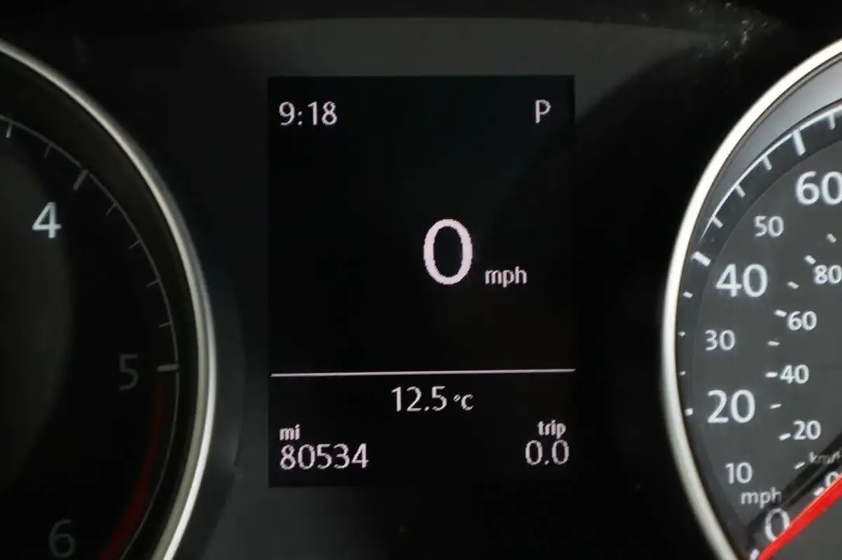 2015-volkswagen-golf-20tdi-match-bmtss-5d-dsg-big-19
