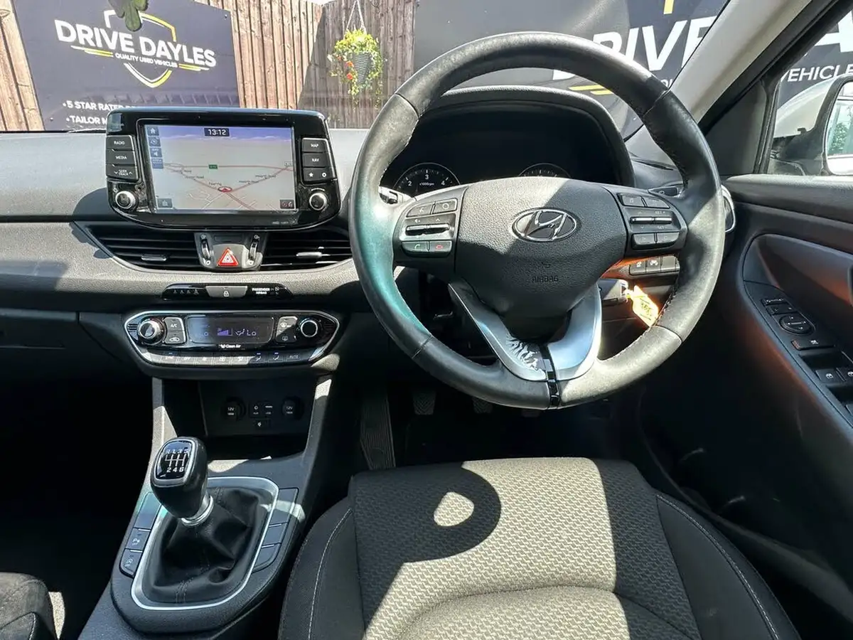 2017-hyundai-i30-16crdi-se-nav-110ps-blue-drive-hatchback-big-13