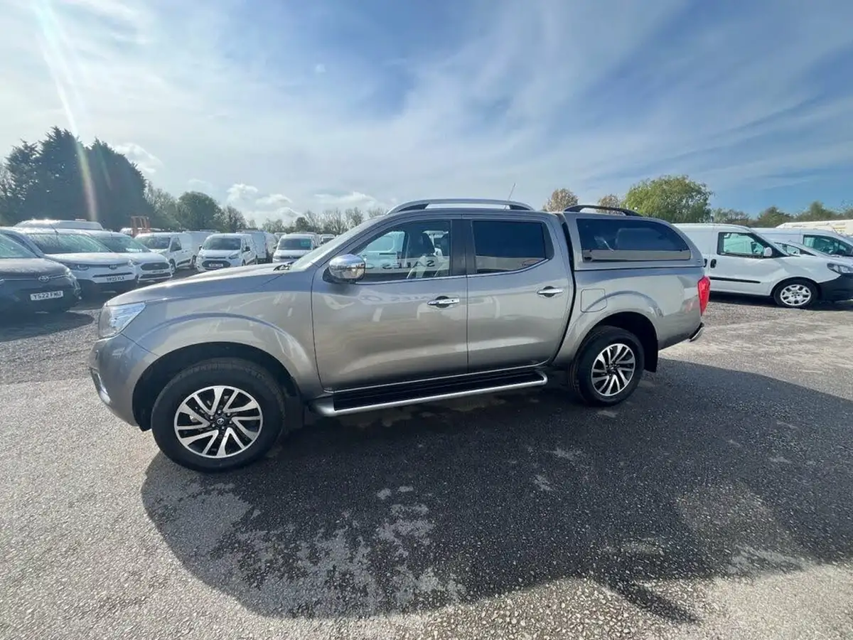 2017-nissan-navara-23dci-tekna-auto-big-3
