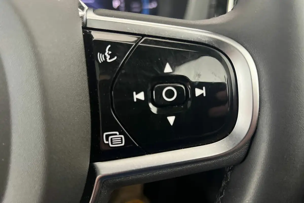 2024-volvo-xc60-20-t8-ultra-black-edition-big-11