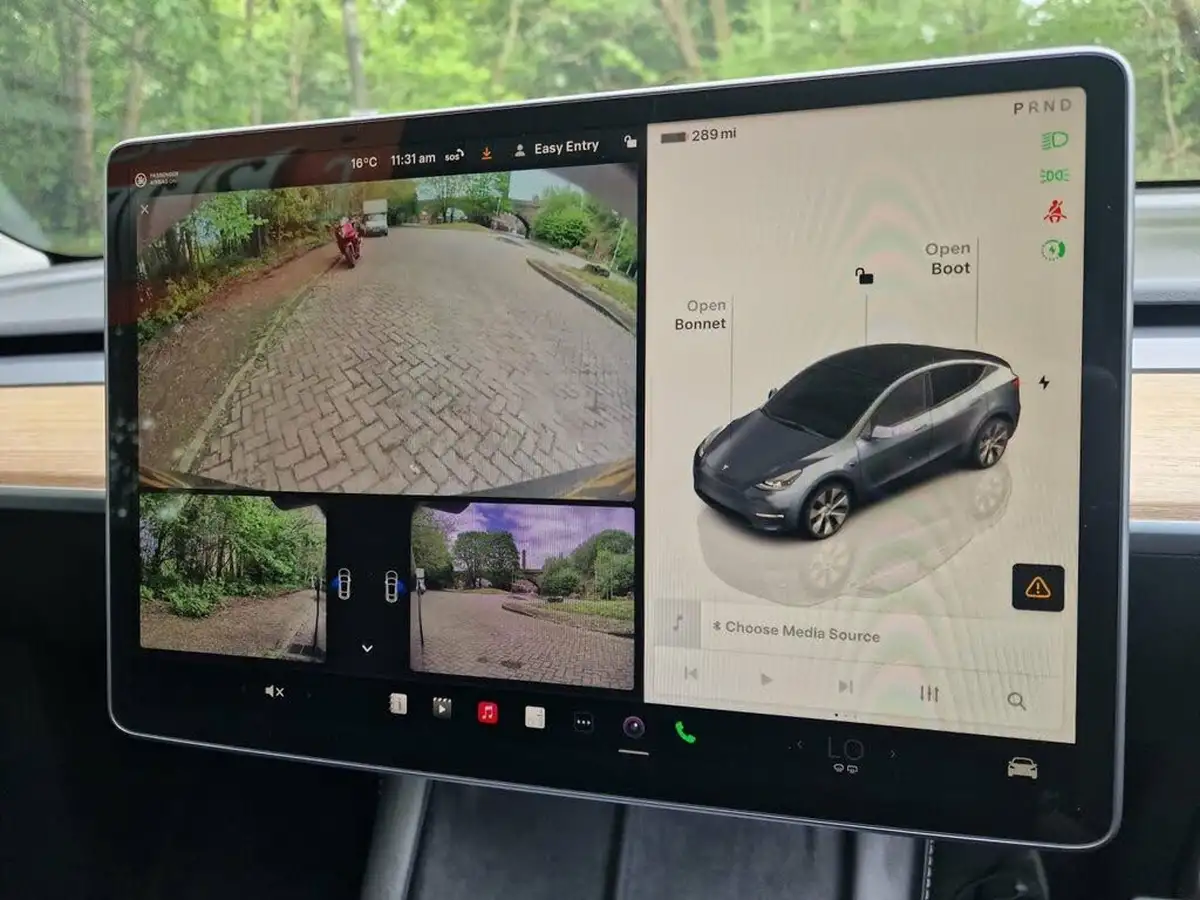 2022-tesla-model-y-e-long-range-big-28