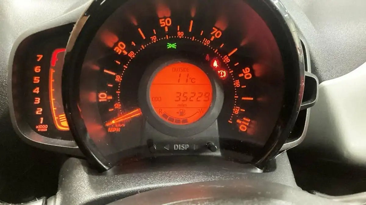 2015-toyota-aygo-10-vvt-i-x-play-3d-big-8