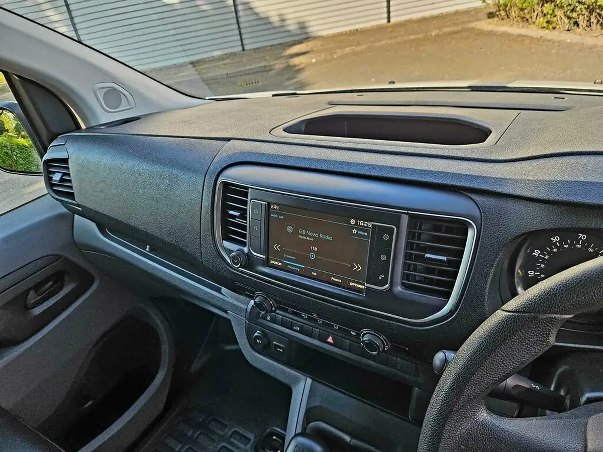 2019-peugeot-expert-15-bluehdi-professional-compact-1000-big-24