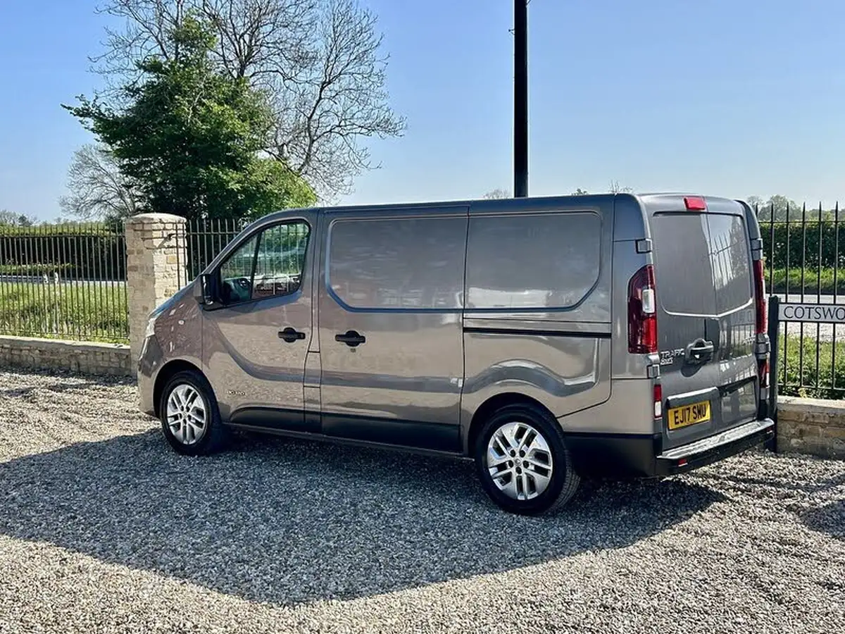 2017-renault-trafic-16dci-sl27-120-sport-nav-panel-big-11