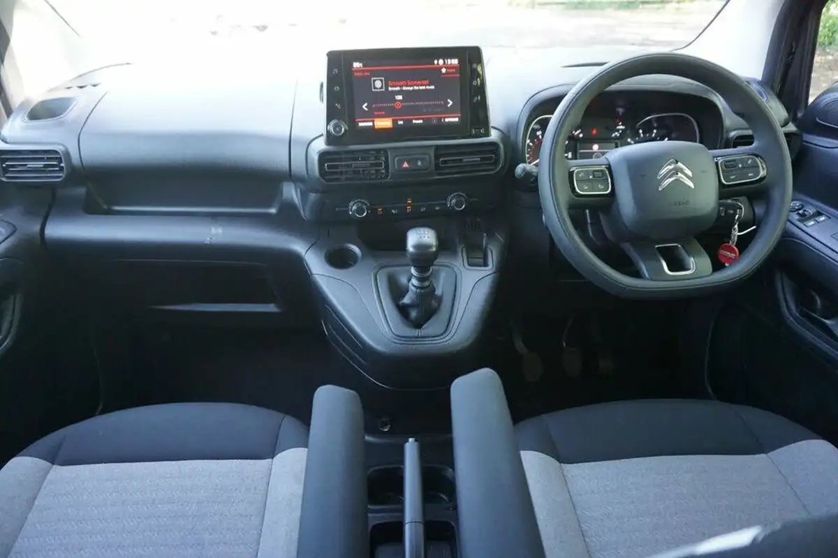 2023-citroen-berlingo-12-puretech-feel-m-size-big-3