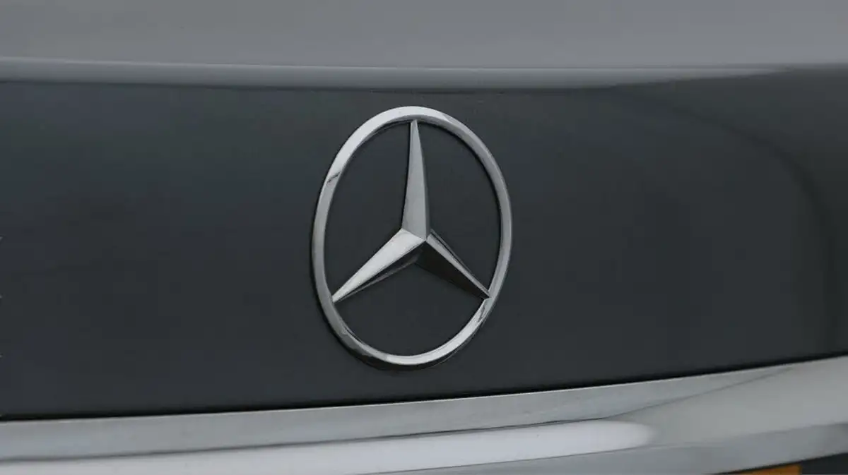 2020-mercedes-benz-e-class-20d-e300d-amg-line-edition-premium-plus-saloon-4d-big-22
