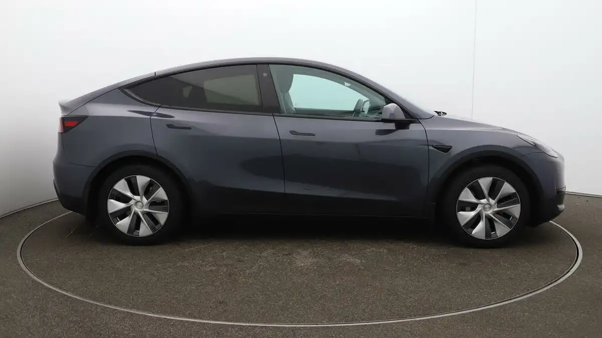 2023-tesla-model-y-e-rwd-big-40