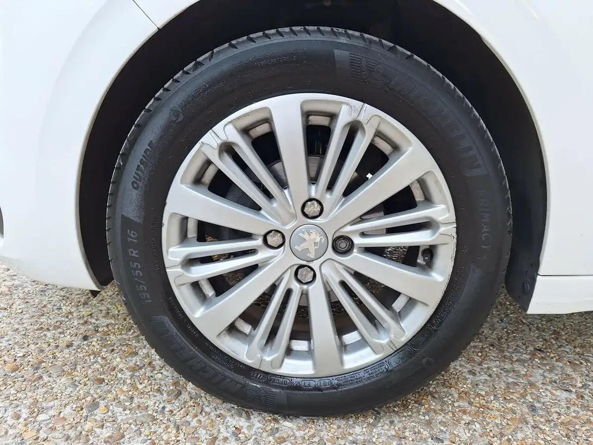 2019-peugeot-208-12-puretech-signature-big-36
