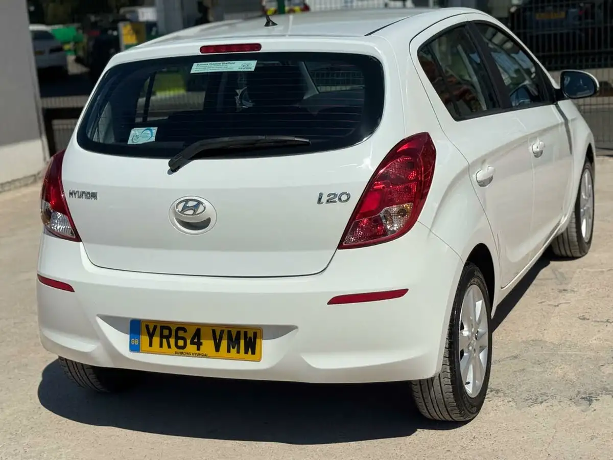 2014-hyundai-i20-12-active-5d-big-23