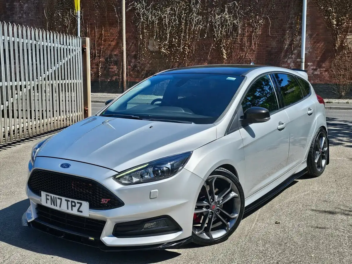 2017-ford-focus-20t-st3-hatchback-big-1