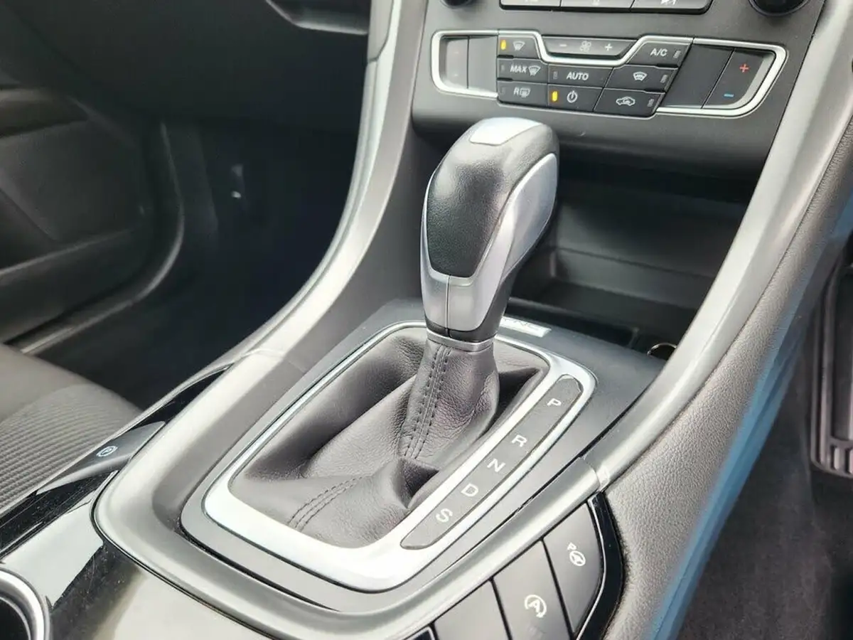 2016-ford-mondeo-big-29