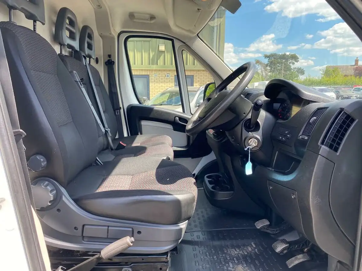 2019-peugeot-boxer-20-bluehdi-professional-335-l3-h2-big-32