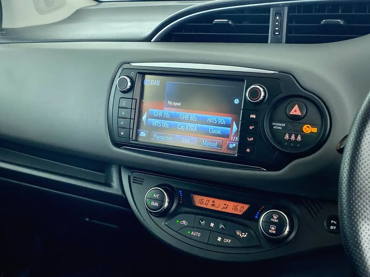 2016-toyota-yaris-133-design-tss-cvt-big-17