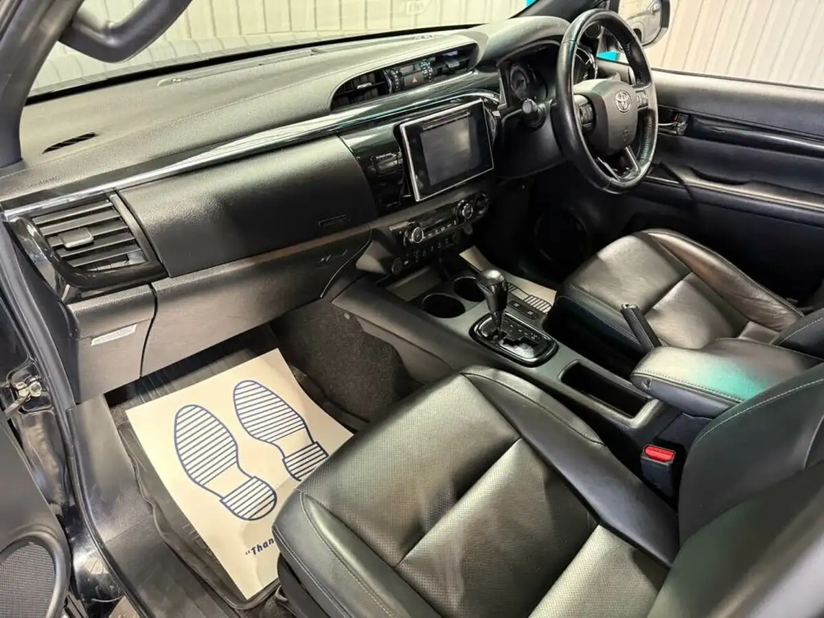 2018-toyota-hi-lux-24d-4d-invincible-at35-32t-auto-big-2