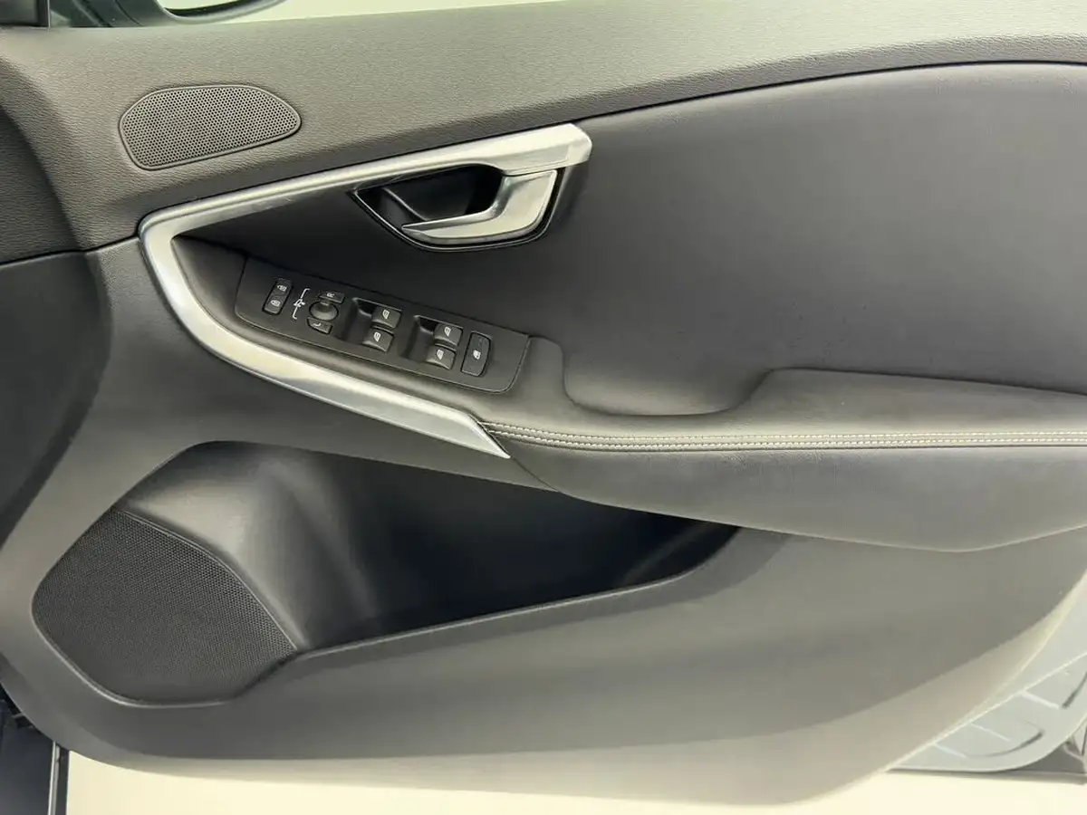 2019-volvo-v40-20td-d2-r-design-geartronic-big-15