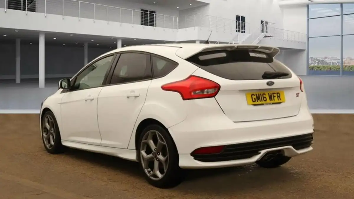 2016-ford-focus-20t-st2-hatchback-big-2