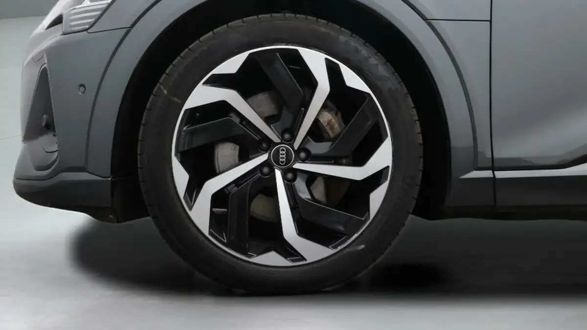 2022-audi-e-tron-50e-black-edition-station-wagon-big-18