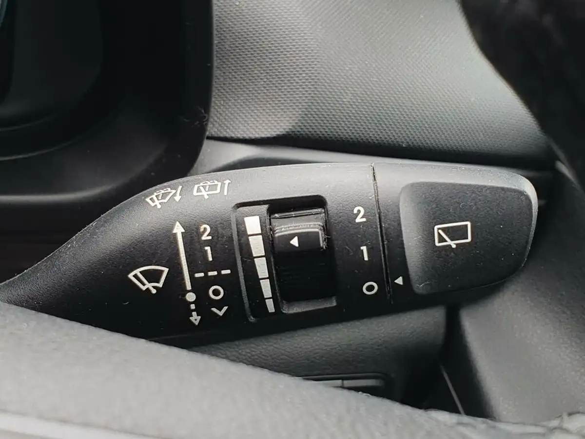 2022-hyundai-i20-10-t-gdi-se-connect-eclutch-imt-big-22