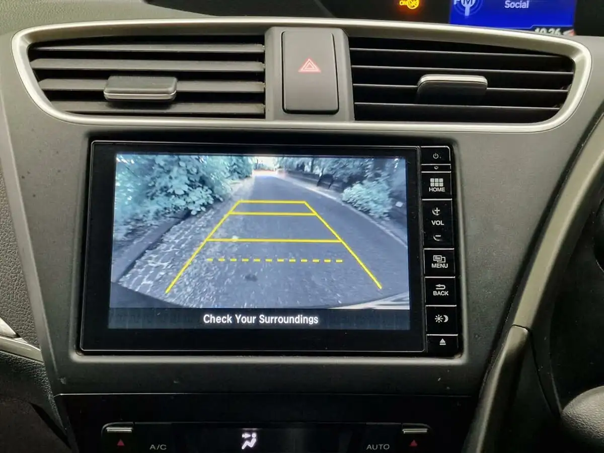 2016-honda-civic-16-i-dtec-se-plus-navi-tourer-big-2