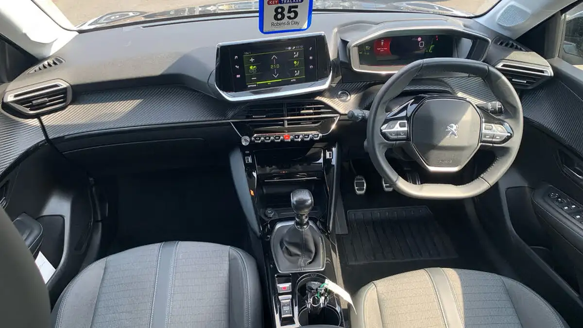 2023-peugeot-208-12-puretech-allure-premium-100ps-big-3