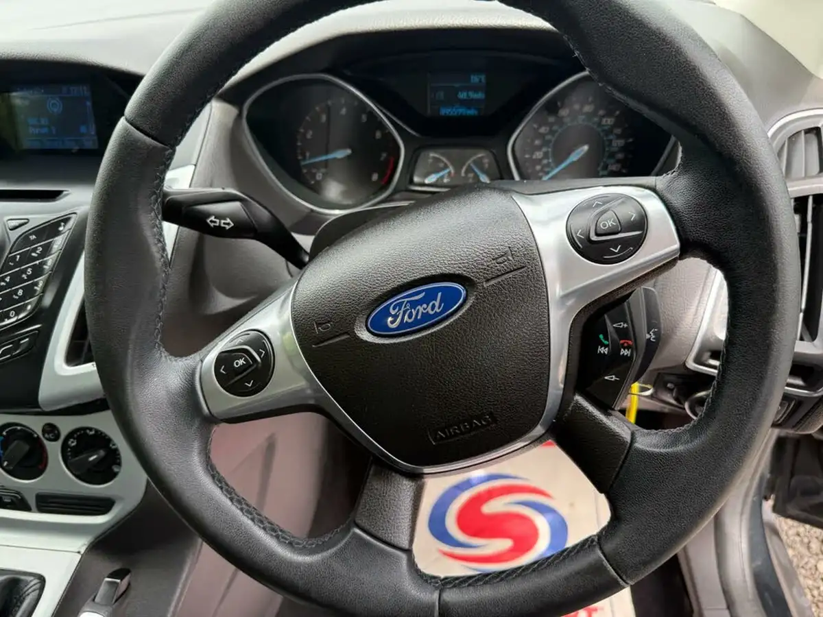 2012-ford-focus-16-zetec-ti-vct-125ps-hatchback-big-11