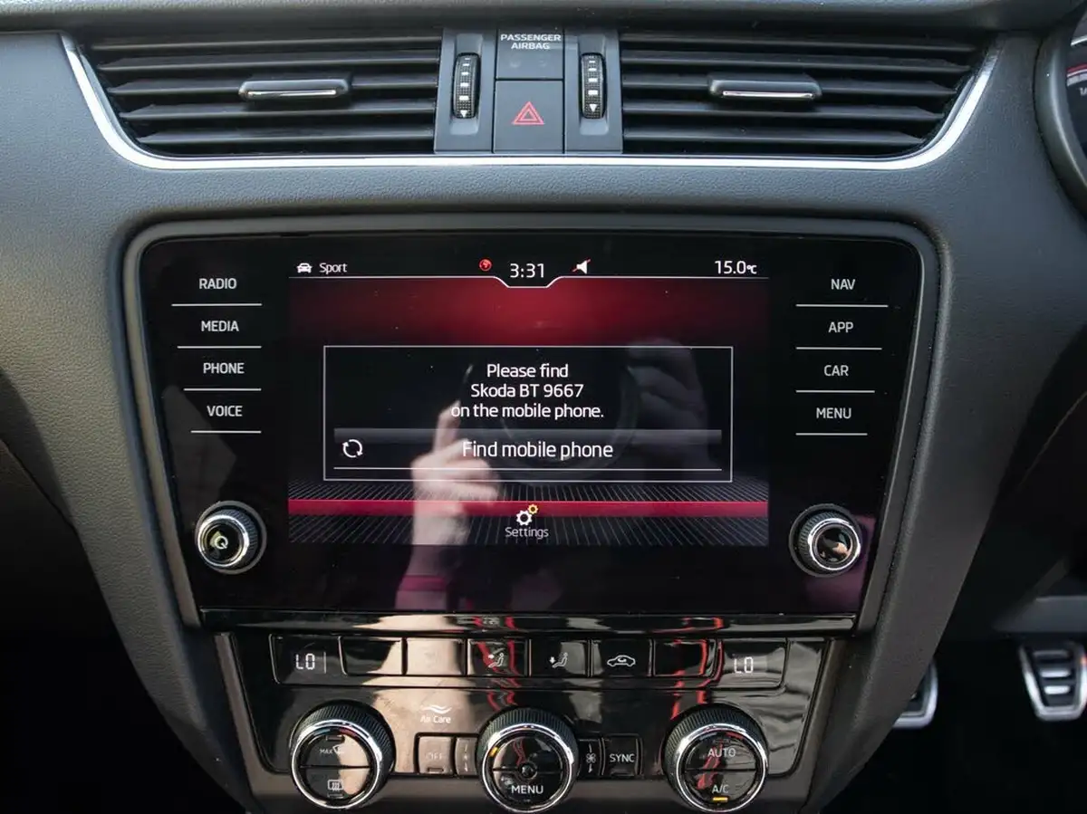 2019-skoda-octavia-20-tsi-vrs-estate-big-24
