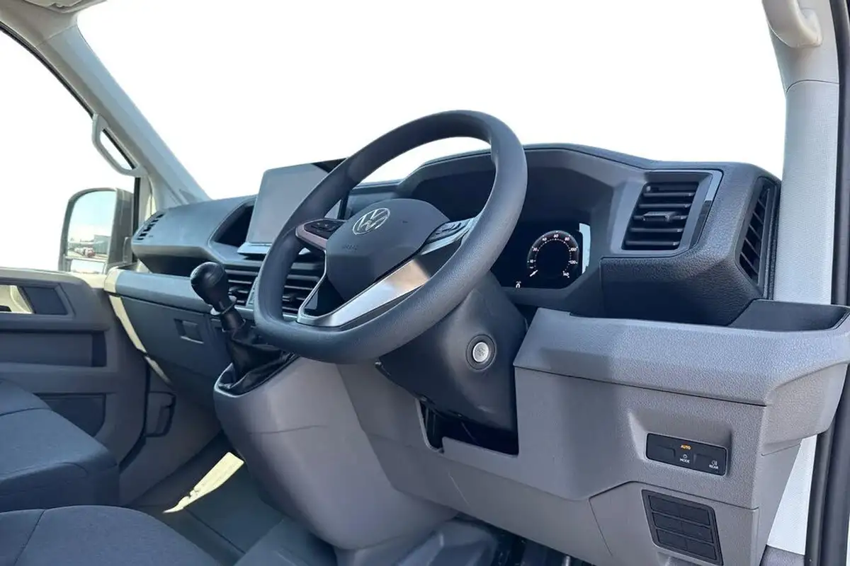 2024-volkswagen-crafter-20tdi-cr35-mwb-commerce-140pseu6d-panel-van-big-13