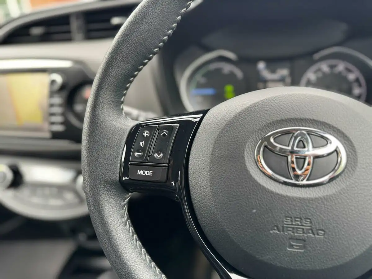 2017-toyota-yaris-15-vvt-i-icon-tech-98bhp-hybrid-1497cc-e-cvt-big-18