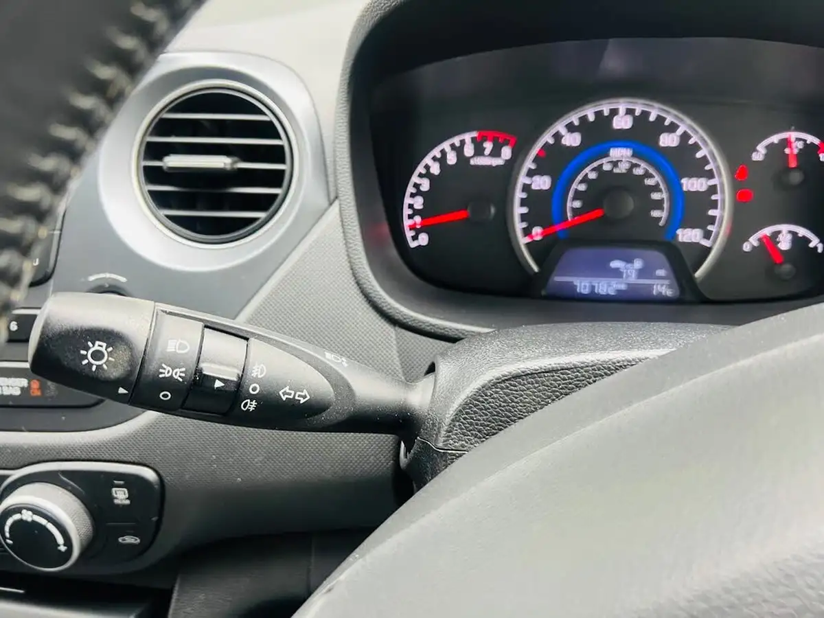 2017-hyundai-i10-10-premium-big-12