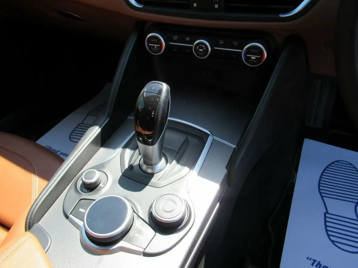 2019-alfa-romeo-giulia-20-veloce-big-30