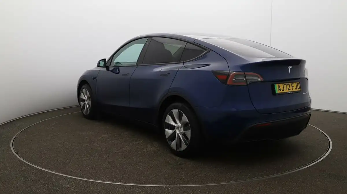 2022-tesla-model-y-e-long-range-big-62