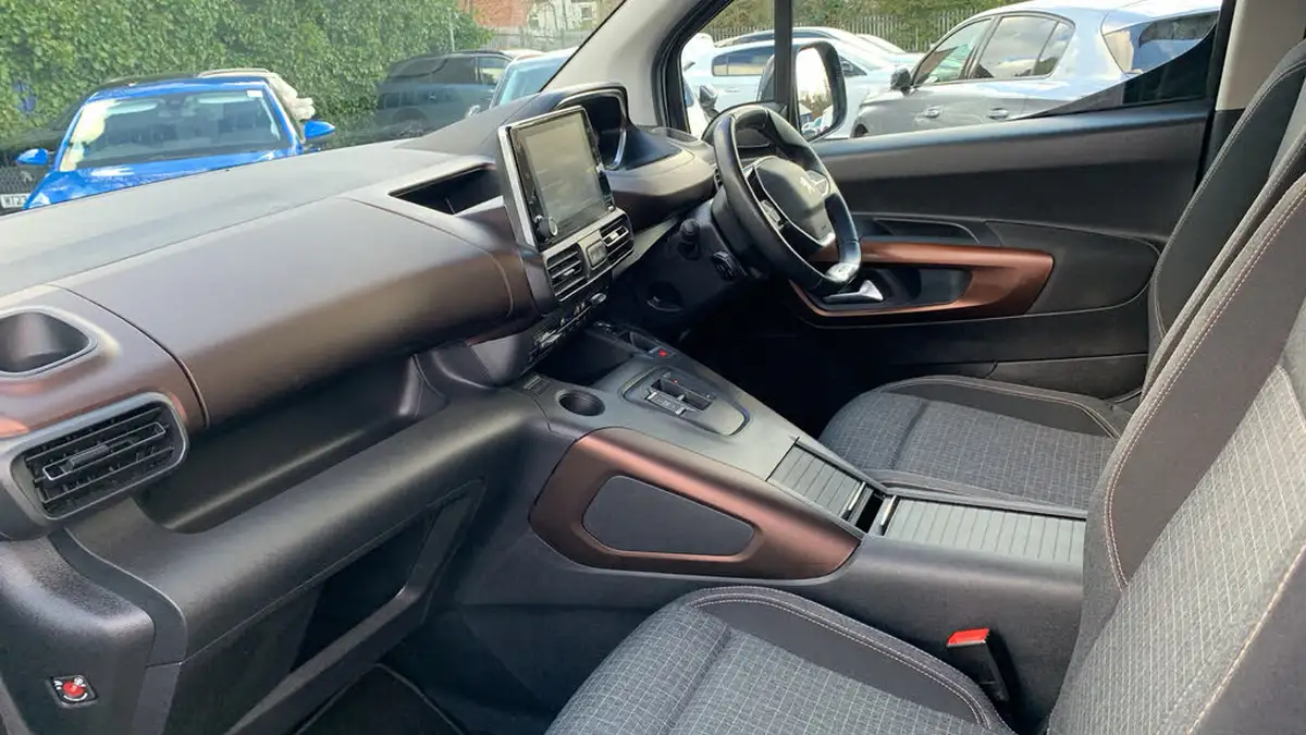 2023-peugeot-rifter-e-gt-long7-seats-big-11