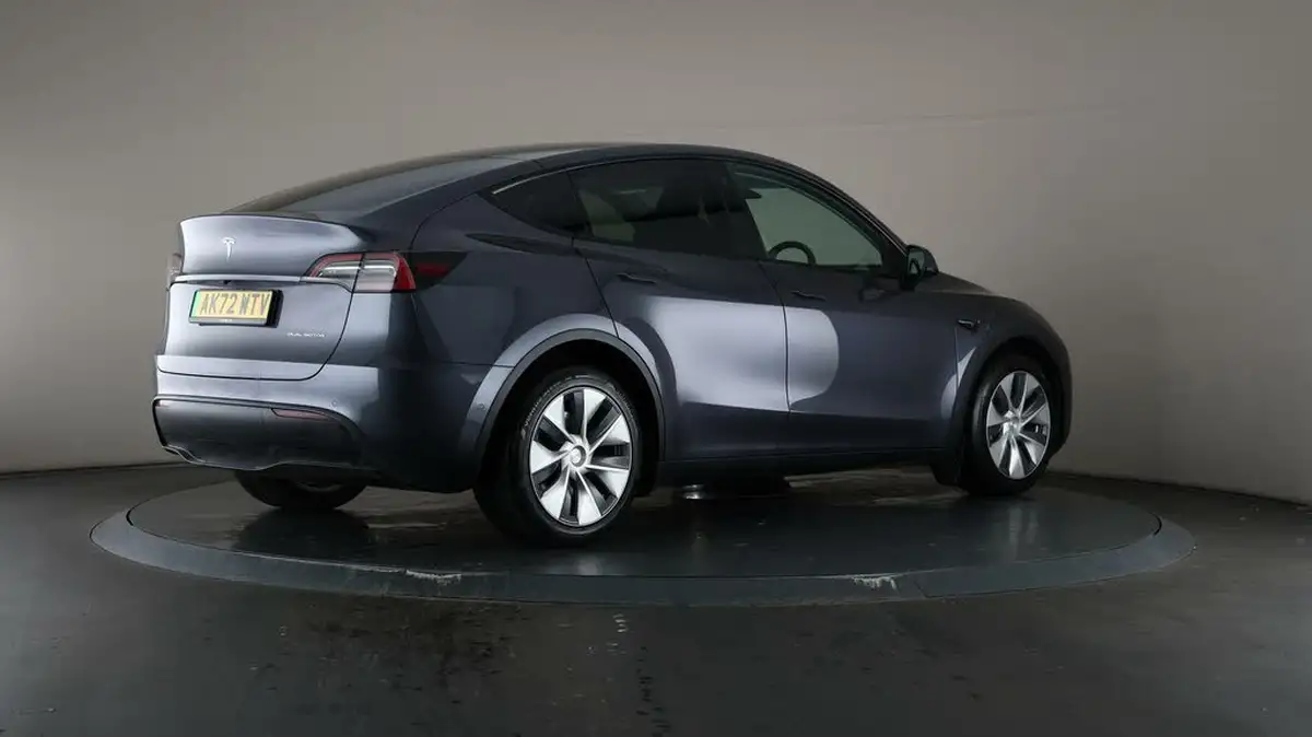 2022-tesla-model-y-e-long-range-big-64