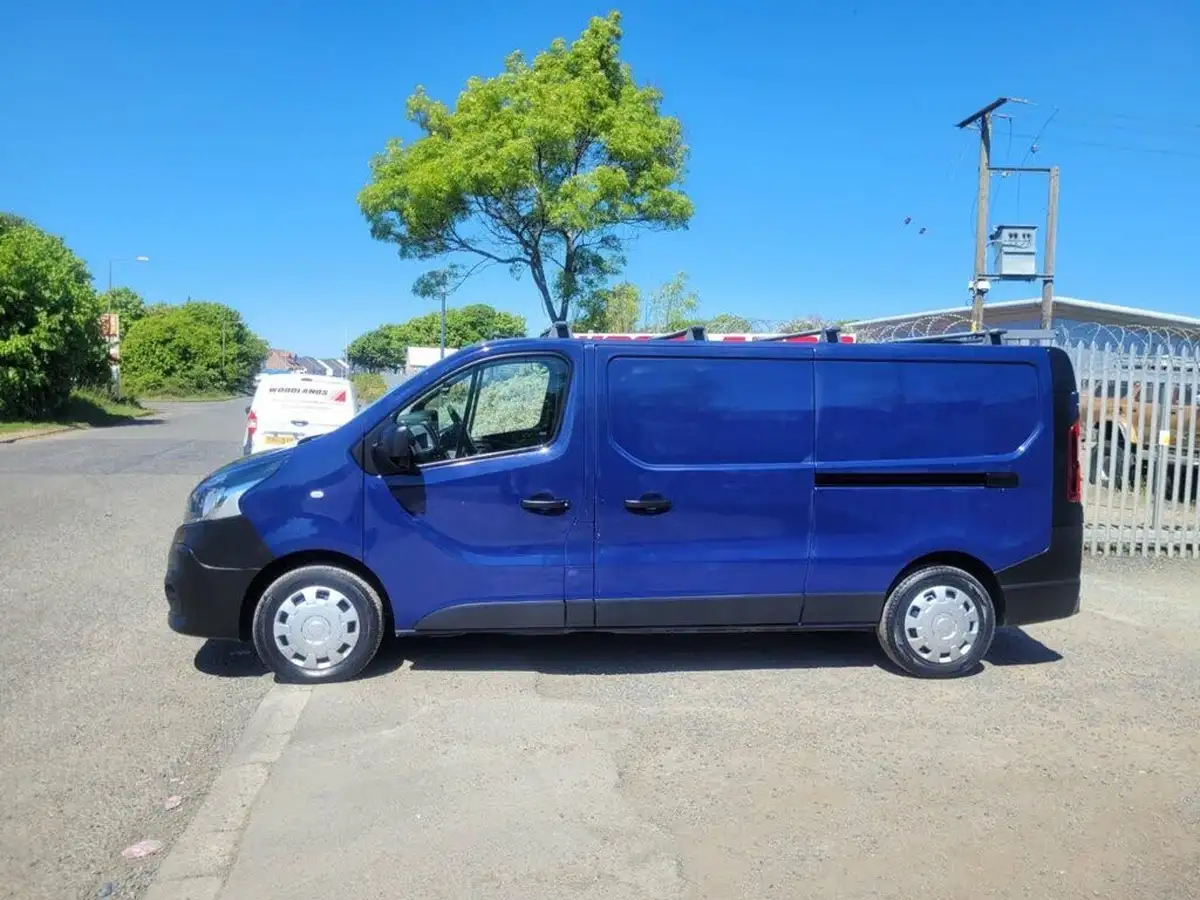 2017-renault-trafic-16dci-ll29-95-business-95-e6-crew-van-big-4
