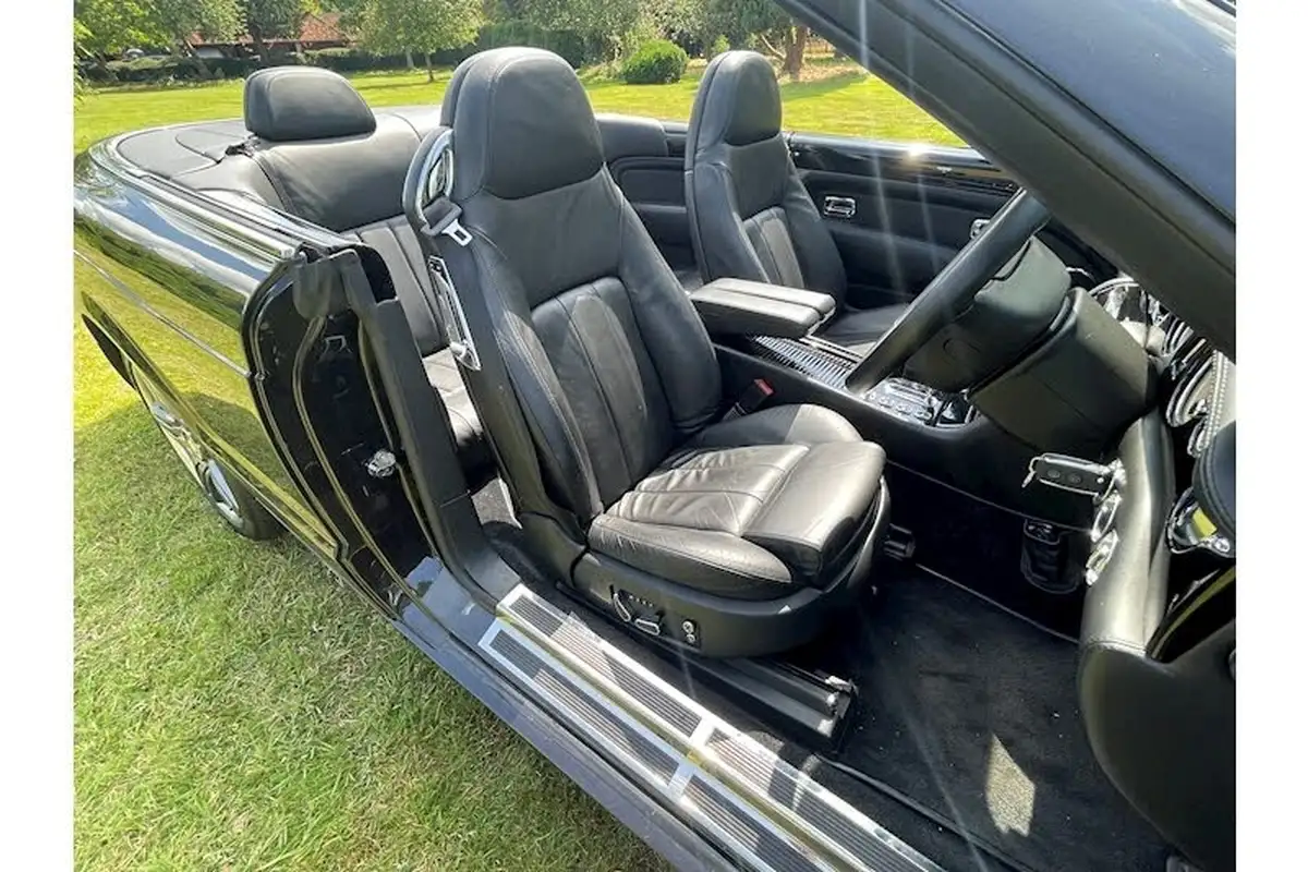 2006-bentley-azure-68-big-38