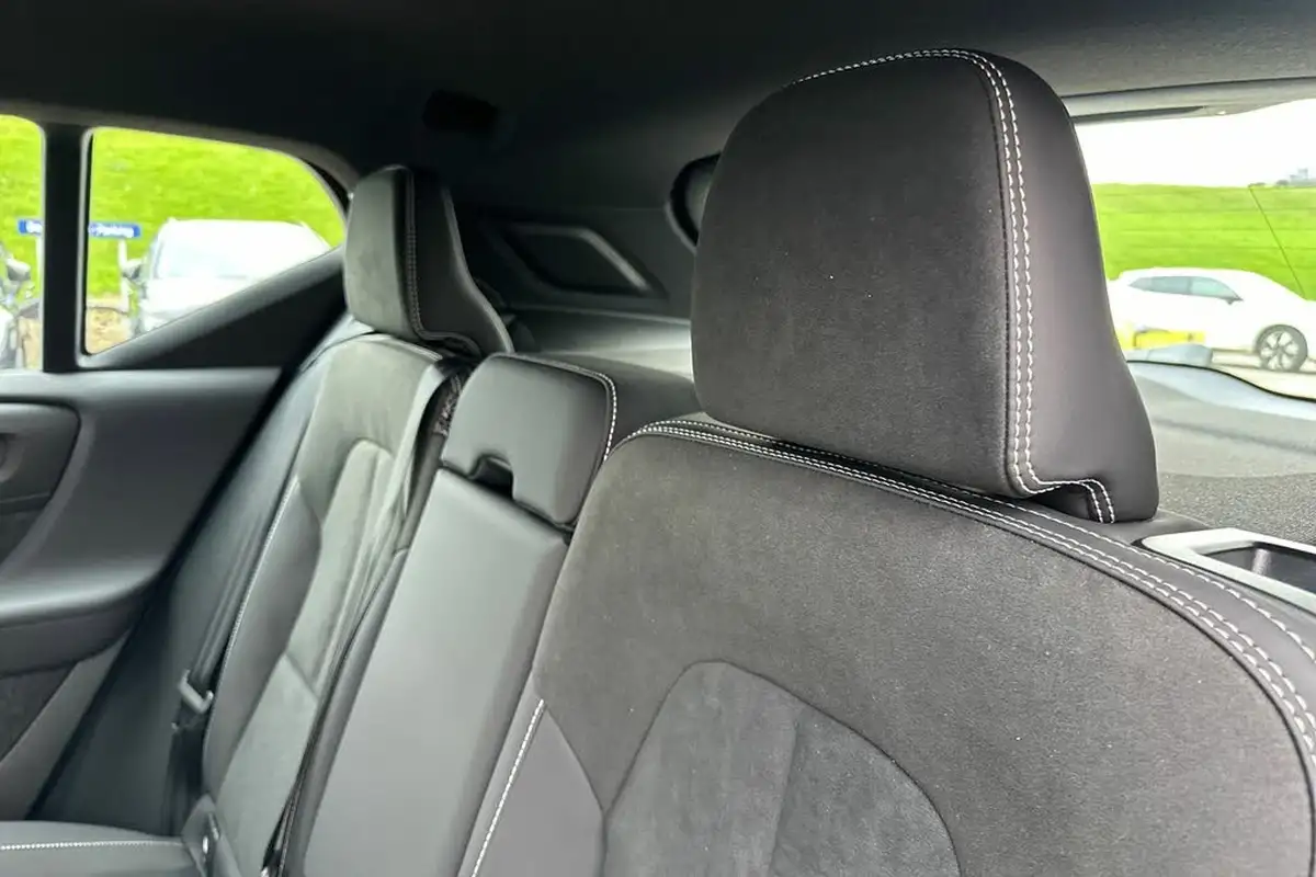 2024-volvo-xc40-20-b3-plus-big-23
