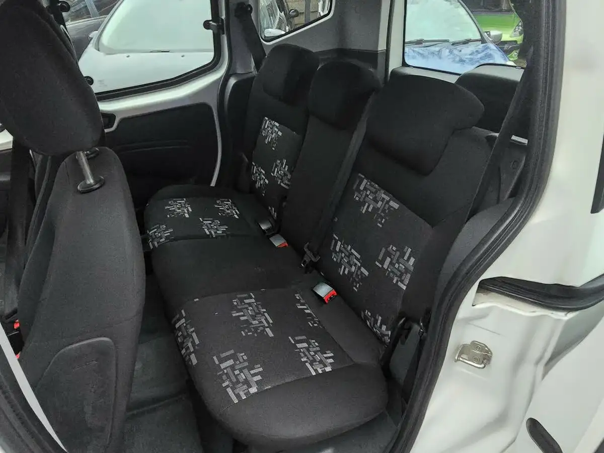 2011-fiat-qubo-big-29