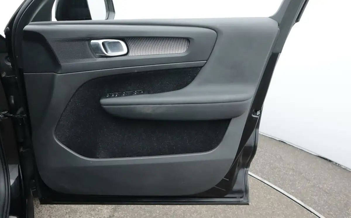 2020-volvo-xc40-15-t3-r-design-big-15