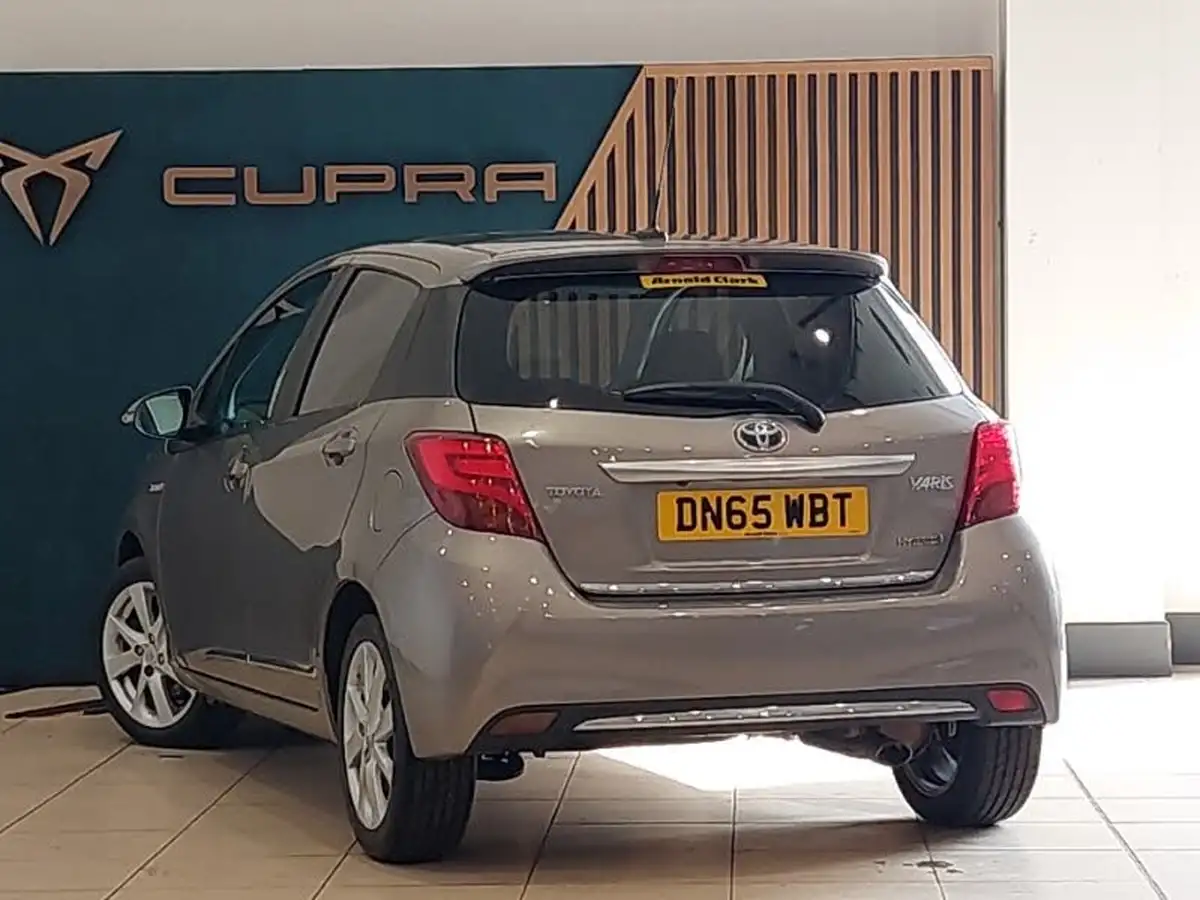 2015-toyota-yaris-15-vvt-i-sport-hybrid-big-1