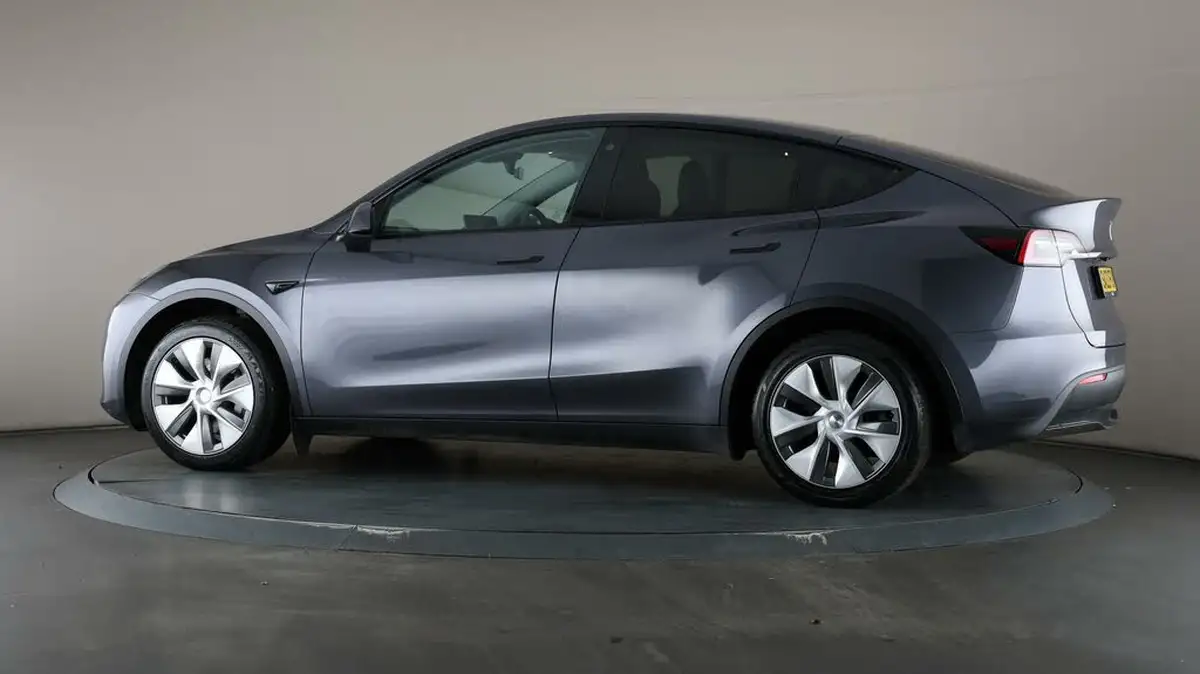 2022-tesla-model-y-e-long-range-big-69