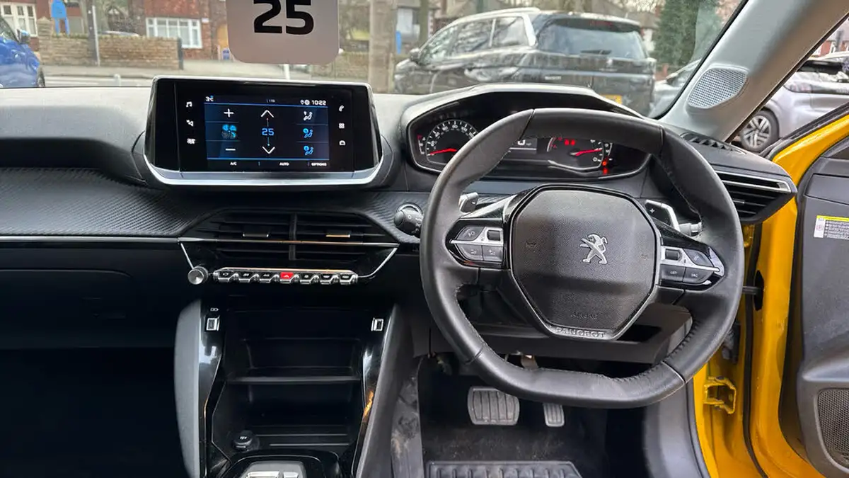 2023-peugeot-208-12-puretech-active-premium-100ps-eat8-big-3