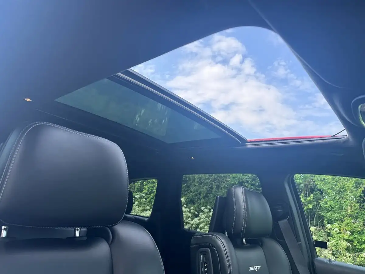 2017-jeep-grand-cherokee-64-hemi-srt-big-9